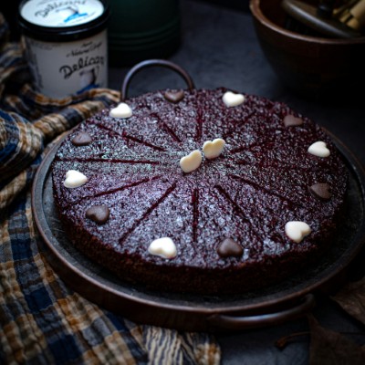 Rustic homestyle pie captured by Luiz Carlos Santi on Unsplash